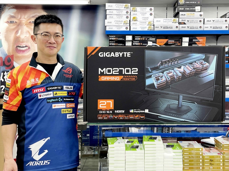 技嘉科技2025年式OLED電競螢幕來了！原價屋八德二店 店長 鄭德煜 這次要跟大家介紹的，則是27吋平面「技嘉GIGABYTE MO27Q2 Gaming Monitor電競顯示器」
